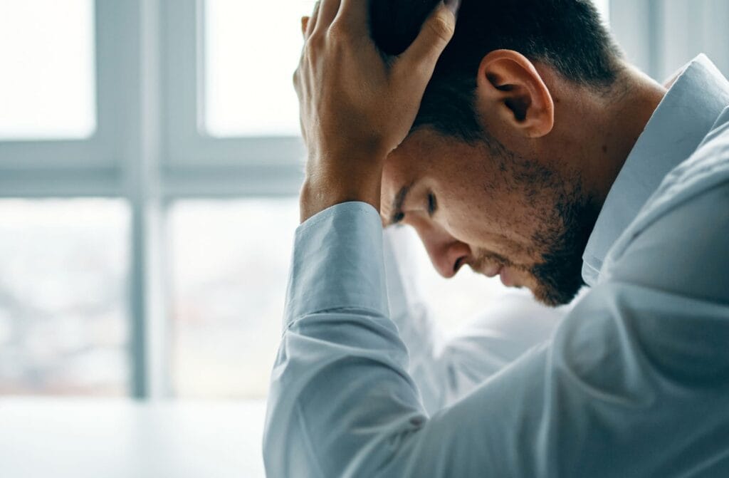 Homme épuisé – gestion stress et anxiété en visio avec naturopathe