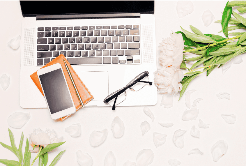 Ordinateur et téléphone pour contacter Delphine Roques, naturopathe santé fonctionnelle