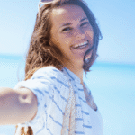 Femme épanouie et sereine – gestion du stress et bien-être avec naturopathe