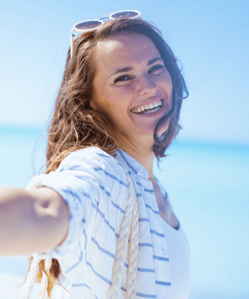Femme épanouie et sereine – gestion du stress et bien-être avec naturopathe