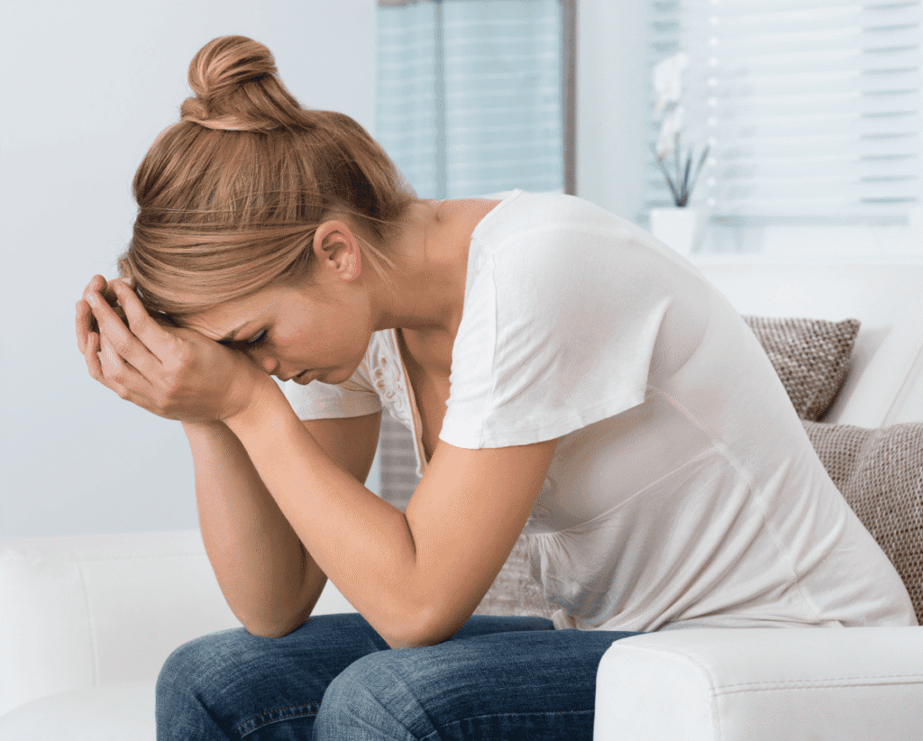 Femme avec ballonnements SII SIBO anxieuse